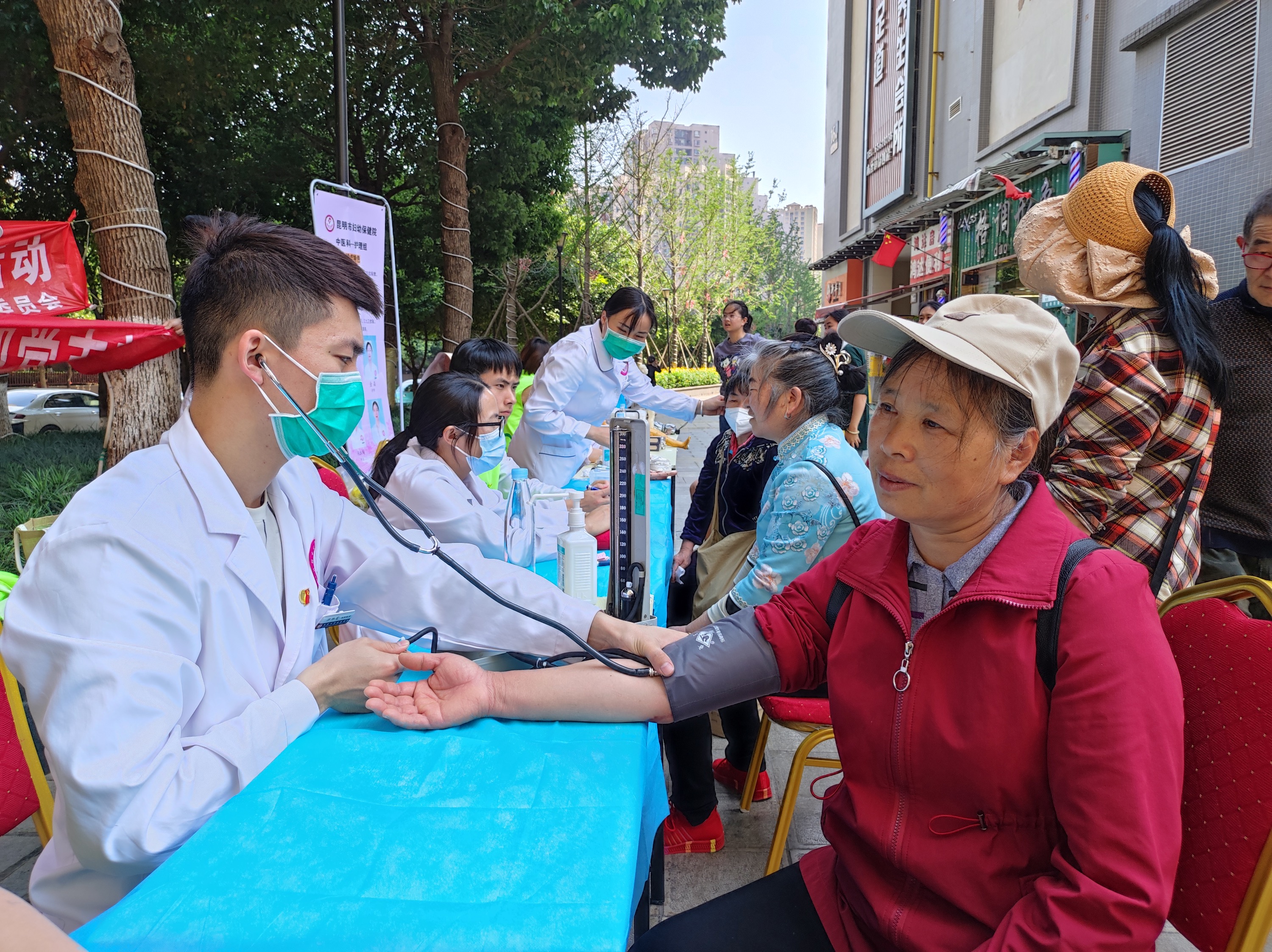 共联共建促发展，义诊服务送温暖——2026世界杯足球官网医学院康复系党支部联合昆明市妇幼保健院中医科党支部及昆明市五华区龙院社区党委开展健康义诊活动 第 1 张