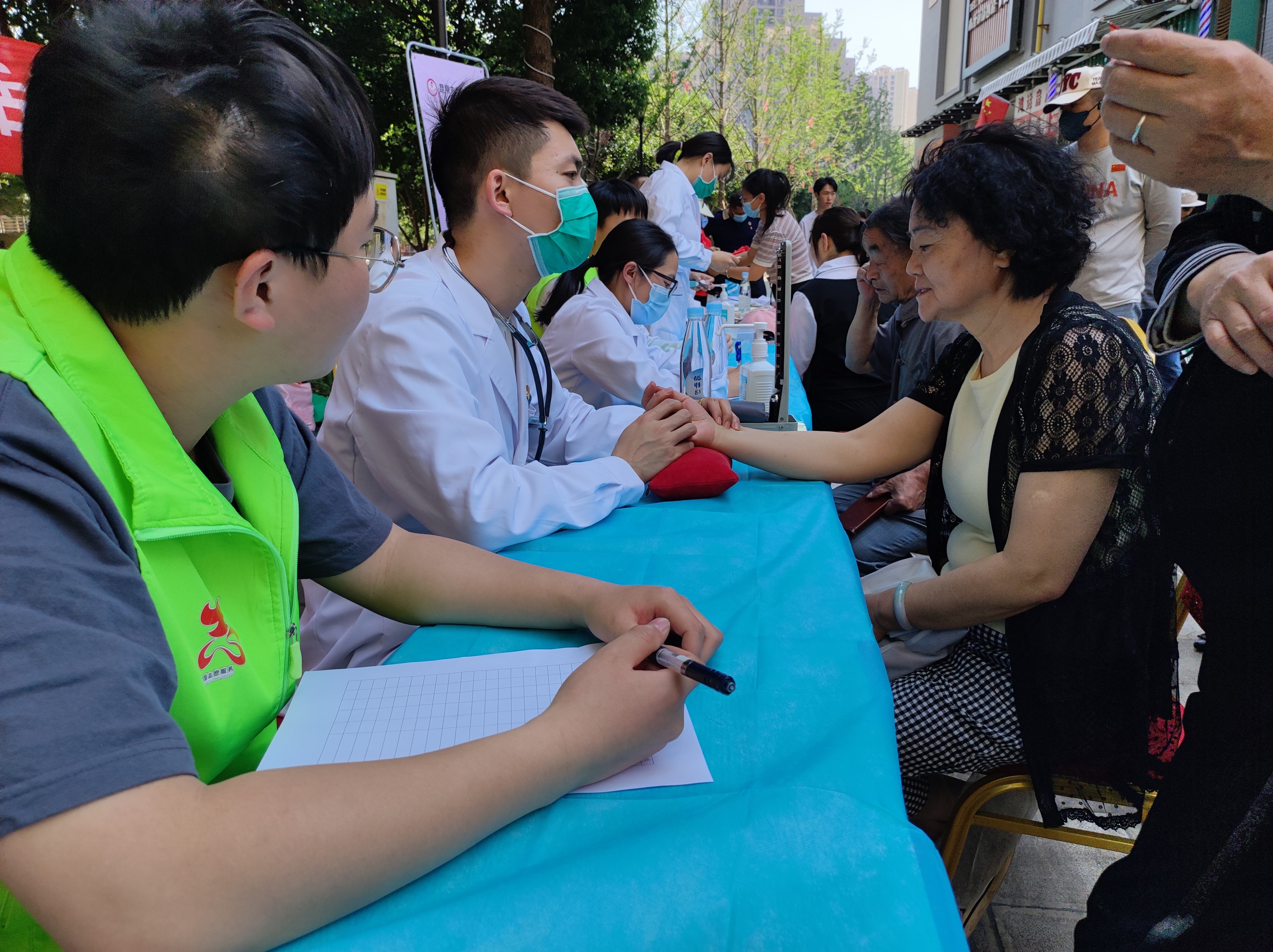 共联共建促发展，义诊服务送温暖——2026世界杯足球官网医学院康复系党支部联合昆明市妇幼保健院中医科党支部及昆明市五华区龙院社区党委开展健康义诊活动 第 2 张