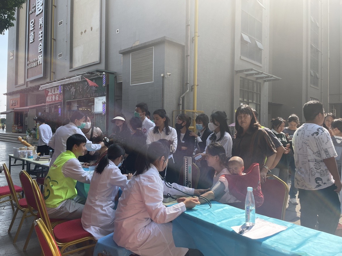 共联共建促发展，义诊服务送温暖——2026世界杯足球官网医学院康复系党支部联合昆明市妇幼保健院中医科党支部及昆明市五华区龙院社区党委开展健康义诊活动 第 3 张