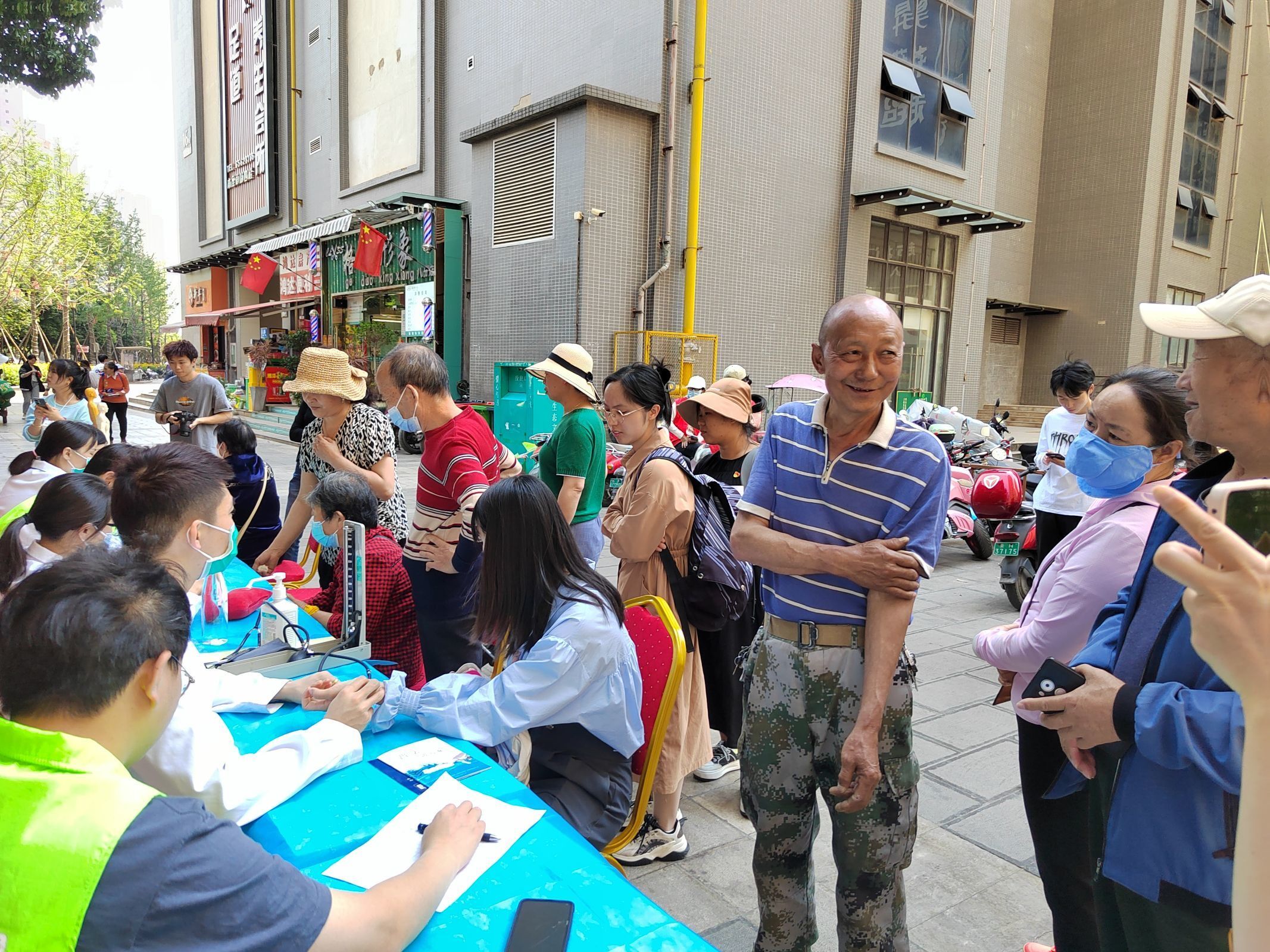 共联共建促发展，义诊服务送温暖——2026世界杯足球官网医学院康复系党支部联合昆明市妇幼保健院中医科党支部及昆明市五华区龙院社区党委开展健康义诊活动 第 4 张