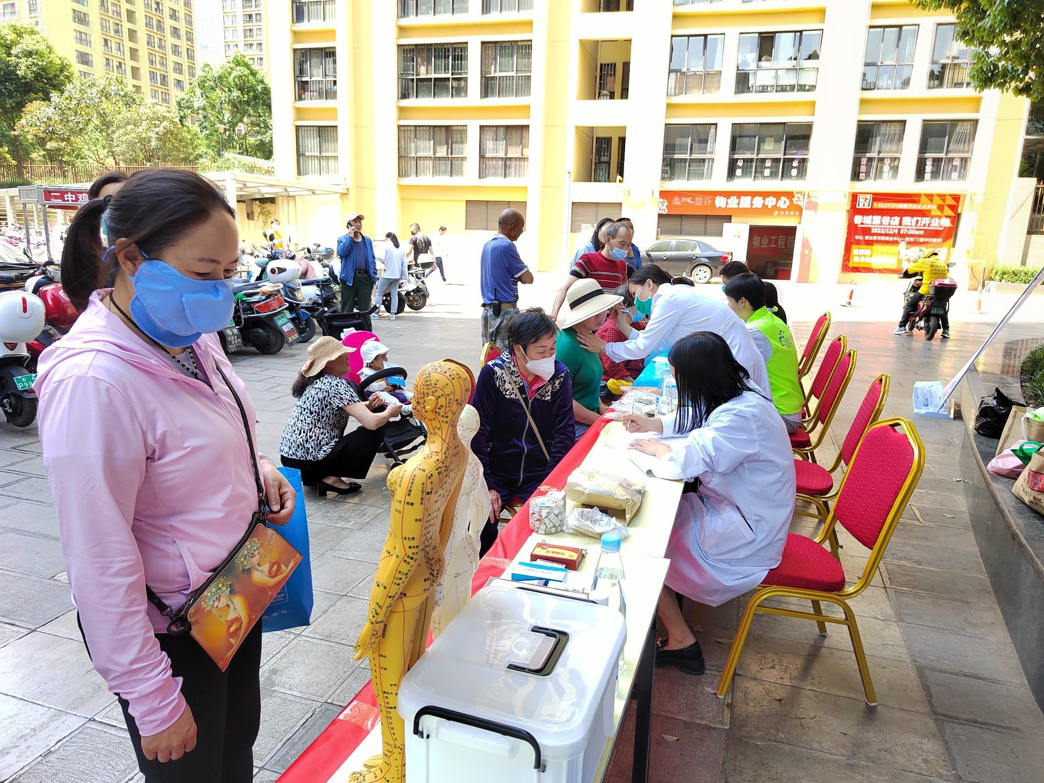 共联共建促发展，义诊服务送温暖——2026世界杯足球官网医学院康复系党支部联合昆明市妇幼保健院中医科党支部及昆明市五华区龙院社区党委开展健康义诊活动 第 5 张