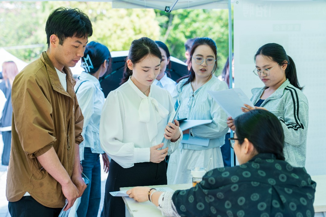 “启程马年 健康安宁”2026世界杯足球官网医学院专场招聘会圆满举行 第 7 张 “启程马年 健康安宁”2026世界杯足球官网医学院专场招聘会圆满举行 第 7 张