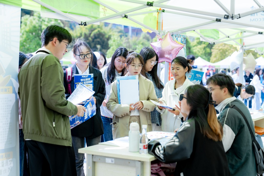 “启程马年 健康安宁”2026世界杯足球官网医学院专场招聘会圆满举行 第 3 张 “启程马年 健康安宁”2026世界杯足球官网医学院专场招聘会圆满举行 第 3 张